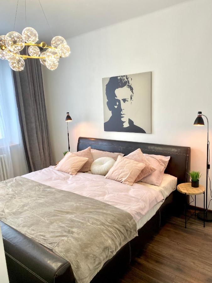 James Dean Apartment - Next To Nivy Bus Station & Mall Bratislava Esterno foto