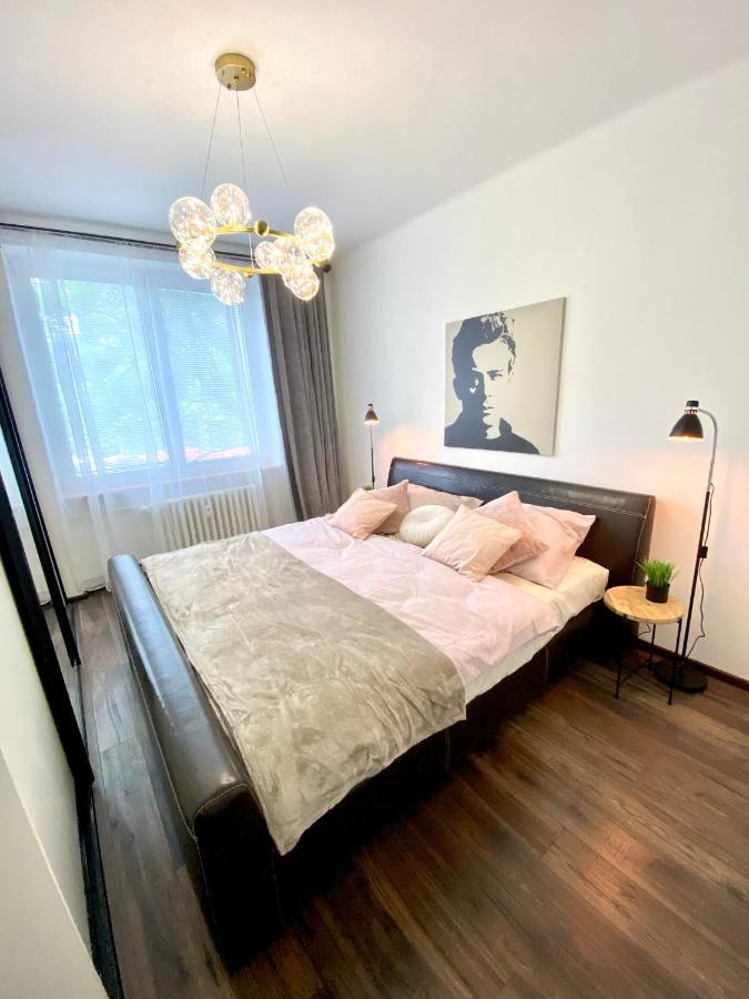 James Dean Apartment - Next To Nivy Bus Station & Mall Bratislava Esterno foto