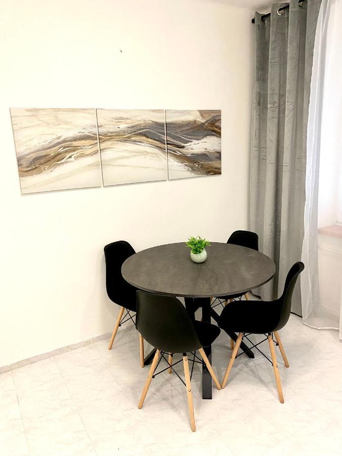 James Dean Apartment - Next To Nivy Bus Station & Mall Bratislava Esterno foto